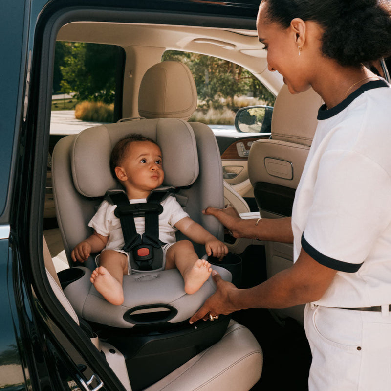 Parent buckling a baby into the Cybex Callisto G 360 Select car seat