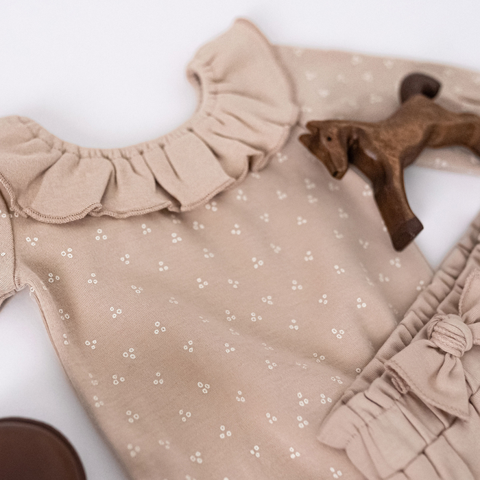 L'ovedbaby Organic Ruffle Neck Bodysuit | Oatmeal Dots