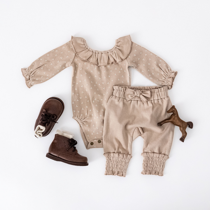 L'ovedbaby Organic Ruffle Neck Bodysuit | Oatmeal Dots
